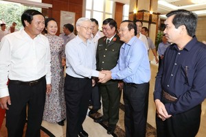 阮富仲總書記與海防市幹部交流。