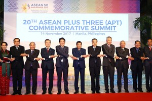 出席東盟+3峰會各國領導握手合影。（圖源：VPG）