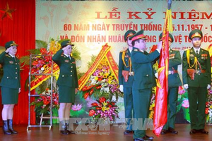 國防部副部長黎瞻上將在紀念會上受國家主席的委託，向軍隊圖書館授予一等捍衛祖國勳章。（圖源：越通社）