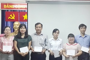 第五郡４華人幹部受表彰。