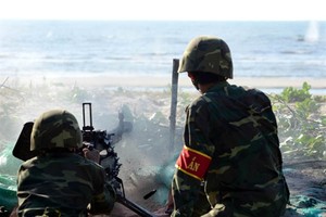 屯駐同奈省的第七軍區所屬302師昨(16)日舉行海岸防禦備戰演習。（圖源：人民軍隊報）