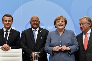 德總理默克爾（右二）、法國總統馬克龍（左一）和聯合國秘書長古特雷斯（右一）出席正在德國波恩舉行的聯合國氣候變暖大會並發表講話。（圖源：AFP）