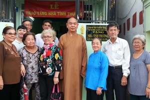 ２華人貧戶獲建溫情屋。