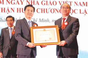 市委書記阮善仁（右）向市醫藥大學集體頒發二等獨立勳章。