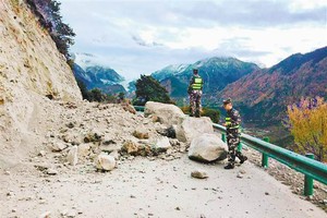 中國西藏米林縣派鎮一處山路上遭大石頭阻礙交通。（圖源：新華社）