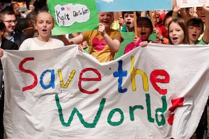 參加波恩氣候大會的年輕人。（圖源：路透社）