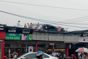 圖為本市某一房屋被掀頂。（圖源：嘉明）