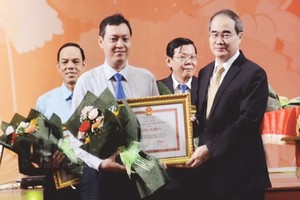 市委書記阮善仁頒發“武長纂”獎給教師。（圖源：市黨部新聞網）