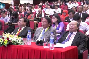 該研討會有300多國內外代表參與。（圖源：市人文社會科學大學直播視頻截圖）