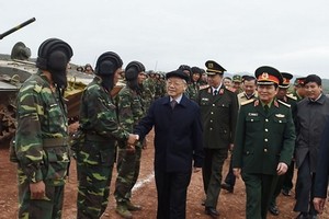 黨中央總書記、中央軍委書記阮富仲前往第一區域國家靶場視察若干單位隨時戰鬥的綜合訓練工作。（圖源：人民軍隊報）