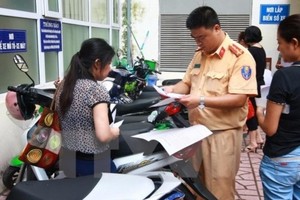 市民辦理車輛註冊手續。