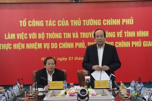 政府辦公廳主任梅進勇部長在會議上發言。