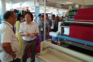 布路奇公司在展覽會展示的先進鋪布機設備。