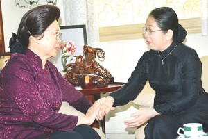 市委副書記武氏蓉問候武文傑總理夫人潘梁琴。（圖源：市黨部新聞網）