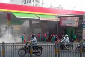 加油站人員連忙使用小型滅火器以控制火勢。（圖源：網絡視頻截圖）