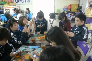 學生“手機癮”屢見不鮮，已成為一種普遍社會現象。（示意圖源：互聯網）