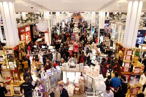 黑色星期五在美國紐約市，數千名購物者湧向先鋒廣場梅西百貨公司大搶購。（圖源：AP）