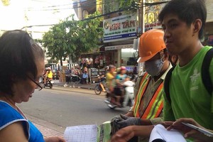 綠色街區模式工作人員引導民眾注意保持衛生，在丟棄之 前把垃圾先行分類。