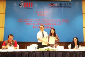 台越國際有限公司副總凌盈盈 （右二）與台灣明新科技大學國際長廖心德（左二）交換合作備忘錄 