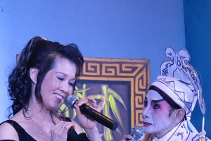 廖嘉鈺與林振威合唱“十繡香囊”。