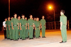 夜幕下的“隊伍條令”班。