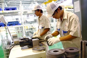 應為企業創造順利經營環境。