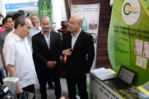 市委書記阮善仁聽取採取新科技處理垃圾介紹。（圖源：自忠）