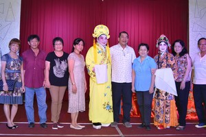 眾執委成員向觀眾行見面禮。