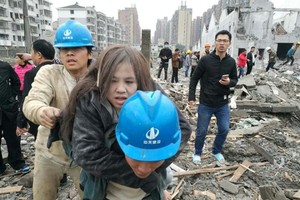 消防救護隊員背著傷者情況。（圖源：互聯網）