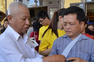 李庭輝代表福慧慈善組派發禮物。