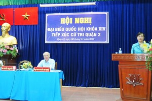 市人民議會主席阮氏決心回答第二郡選民的詢問。（圖源：明峰）