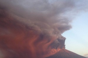 阿貢火山噴發。（圖源：路透社）
