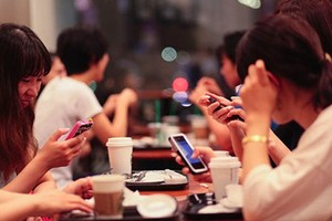 朋友聚在一起卻甚有交流，而是每人一機各刷各的！
