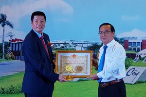 翁明照董事長（左）代表龍江工業園領取前江省的獎狀。