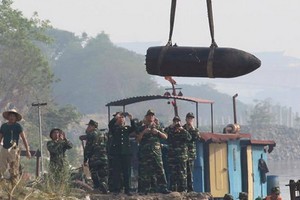 龍編橋底的炸彈終於安全打撈上岸。