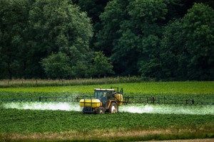 法國上法蘭西大區的農民噴灑草甘膦。（圖源：AFP）