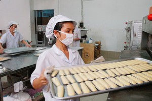 中小企業亟需與銀行資金接軌，做好年貨儲備準備工作。