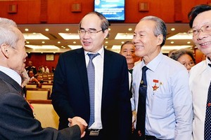 市委書記阮善仁與革命老前輩親切交談。