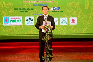 中央經濟部長阮文平在第四次“模範農產品”推崇儀式上致詞。（圖源：國英）