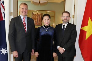 國會主席阮氏金銀與澳參眾兩院議長合影。(圖源：越通社)