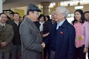 阮富仲總書記與西湖選民接觸。