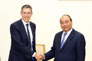 政府總理阮春福(右)接見法國VINCI集團主席傑羅米‧斯塔布勒(Jerome Stubler)。（圖源：統一）