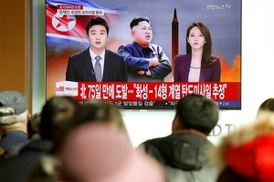 朝鮮電視台播放該國發射彈道導彈消息畫面。（圖源：路透社）