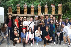 考察團參觀嘉蘭部落時合照。