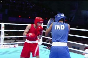 越南選手杜紅玉（左）在比賽中。