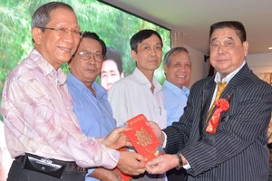 江老先生向各單位報效活動經費。