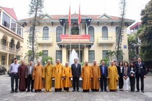 越南祖國陣線中央委員會主席陳清敏與越南佛教教會代表團合影留念。（圖源：葉榮）