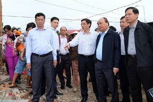 政府總理阮春福前往慶和省視察因12號颱風造成損失的克服工作。（圖源：VOV）