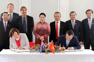 國會主席阮氏金銀見證越南科學與技術部同澳大利亞工業創新與科學部簽署行動計劃儀式。（圖片來源：越通社）