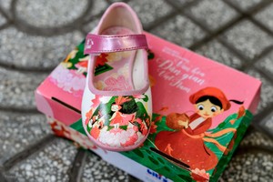 帶有越南民間故事人物圖案的童鞋。